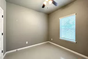 911 E Seideman St, Seguin, TX 78155 - Photo 9