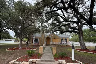 302 3rd St, Cuero, TX 77954 - Photo 1