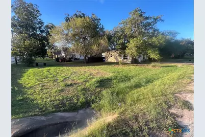 101 Walter Street, Yoakum, TX 77995 - Photo 3