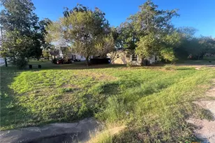 101 Walter St, Yoakum, TX 77995 - Photo 3