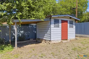 1112 W 1st St, Lampasas, TX 76550 - Photo 33