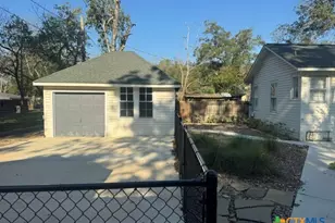 213 W Broadway St, Cuero, TX 77954 - Photo 19