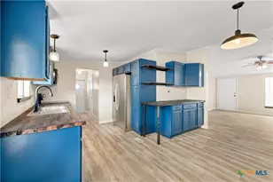 811 E Mesquite Ln, Victoria, TX 77901 - Photo 13