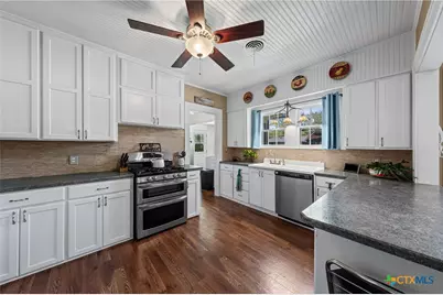 905 E 12th Street, Cameron, TX 76520 - Photo 11