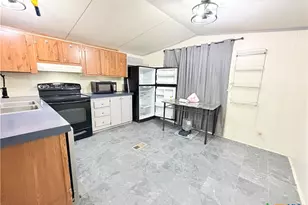 204 Hope St, Yoakum, TX 77995 - Photo 3