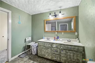 206 Alonzo St, Cuero, TX 77954 - Photo 17