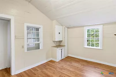 221 W Washington Street, Seguin, TX 78155 - Photo 23