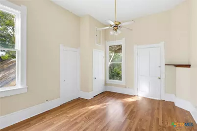 221 W Washington Street, Seguin, TX 78155 - Photo 17