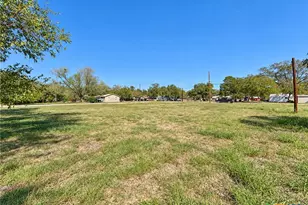 922 N Ave H, Shiner, TX 77984 - Photo 1