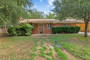 123 W Klingemann St, New Braunfels, TX 78130 - Photo 1