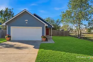 815 4th St, Seguin, TX 78155 - Photo 1
