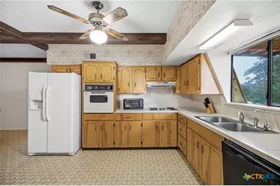351 Refugio Highway, Victoria, TX 77905 - Photo 17
