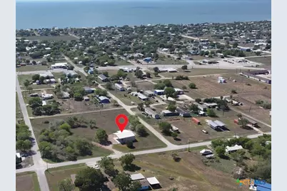 407 W Oakland Avenue, Seadrift, TX 77983 - Photo 7