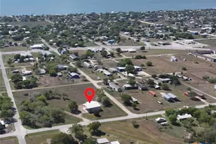 407 W Oakland Ave, Seadrift, TX 77983 - Photo 7