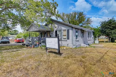 1074 E Ireland Street, Seguin, TX 78155 - Photo 3