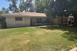 705 E 11th St, Cameron, TX 76520 - Photo 1