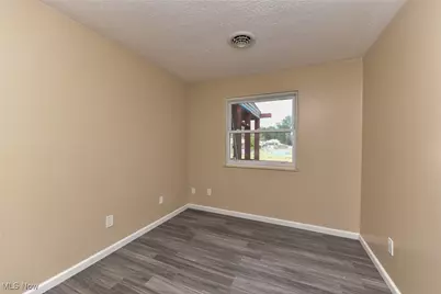 18066 Hillcrest Drive, Lake Milton, OH 44429 - Photo 11