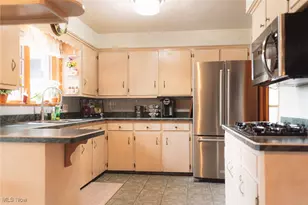 461 Park Dr, Campbell, OH 44405 - Photo 3