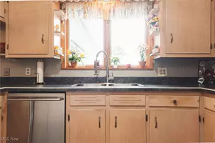 461 Park Dr, Campbell, OH 44405 - Photo 5