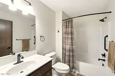 5239 Monroe Square E, Barberton, OH 44203 - Photo 7