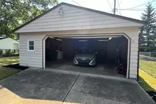 484 E 328th St, Willowick, OH 44095 - Photo 3