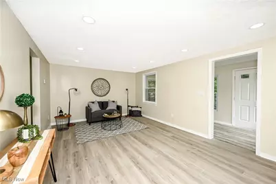 636 Flora Avenue, Akron, OH 44314 - Photo 7