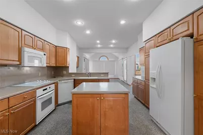 1315 Fieldcrest Drive, Wadsworth, OH 44281 - Photo 9