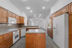 1315 Fieldcrest Dr, Wadsworth, OH 44281 - Photo 9