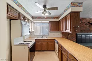 441 Sandhurst Rd, Akron, OH 44333 - Photo 9