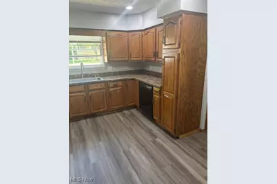 992 Lakewood Beach Drive, Sheffield Lake, OH 44054 - Photo 5