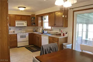 2424 Waynesburg Dr SE, Canton, OH 44707 - Photo 9