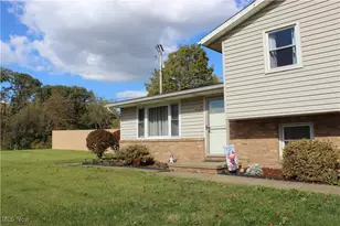 2424 Waynesburg Dr SE, Canton, OH 44707 - Photo 3