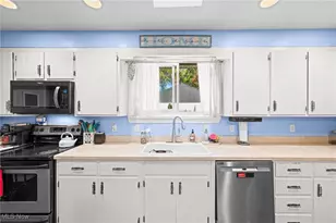 8224 Dartmoor Rd, Mentor, OH 44060 - Photo 9