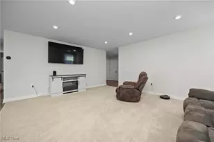 122 Eagle Cir, Amherst, OH 44001 - Photo 5