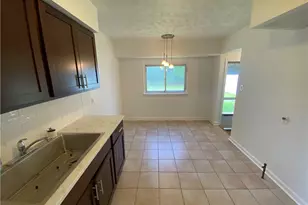 854 E 258th St, Euclid, OH 44132 - Photo 3