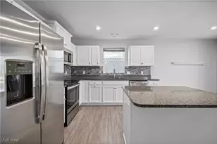 320 Pebble Creek Ct, Amherst, OH 44001 - Photo 9