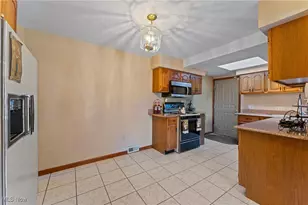 576 Breetz Dr, Campbell, OH 44405 - Photo 9