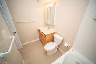 6215 Hidden Creek Dr, Lorain, OH 44053 - Photo 15