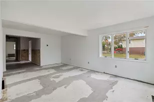 492 E Hopocan Ave, Barberton, OH 44203 - Photo 9