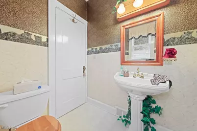 215 Lake Avenue NE, Hartville, OH 44632 - Photo 27