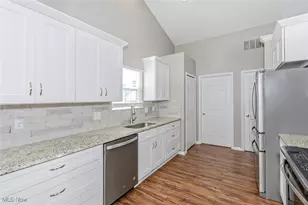 201 Heather Ln, Eastlake, OH 44095 - Photo 11