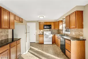 4847 Hollyview Dr, Vermilion, OH 44089 - Photo 7