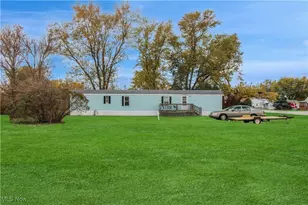1344 W Lakeshore Dr, Port Clinton, OH 43452 - Photo 1