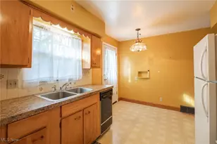 1074 N Main St, Akron, OH 44310 - Photo 3