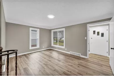 19315 Gladstone Road, Warrensville Heights, OH 44122 - Photo 5