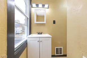 258 Oberlin Ct, Akron, OH 44311 - Photo 11