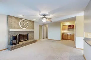 8305 Pebble Creek Ct, Chagrin Falls, OH 44023 - Photo 7