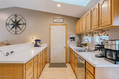 718 Hartford Drive, Elyria, OH 44035 - Photo 7