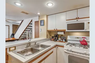 623 Meredith Lane, Cuyahoga Falls, OH 44223 - Photo 11