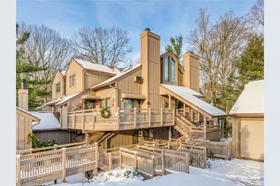 623 Meredith Lane, Cuyahoga Falls, OH 44223 - Photo 1